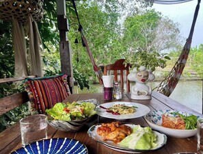 Outdoor dining - Tranquility living in the garden ,20km from airport (ฉะเชิงเทรา)