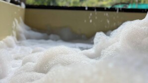 Un gros plan sur de la mousse blanche ou des bulles.