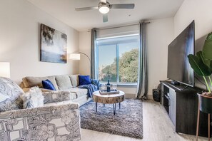 TV, books, stereo - Luxury Riverwalk Condo Pool, Balcony, Parking (San Antonio)