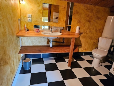Shower, hair dryer, towels, soap. Cosy, unusual house