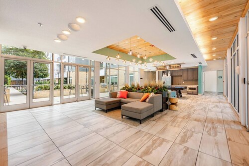 Riverwalk & Pool View Condo • Pets & Free Parking