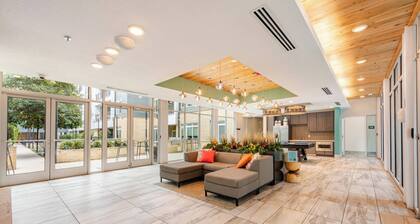 Riverwalk & Pool View Condo • Pets & Free Parking
