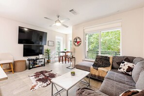 TV, books - Riverwalk & Pool View Condo • Pets & Free Parking (San Antonio)