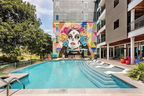 Pool - Riverwalk Apt Pool, Gym, King Bed & Free Parking (San Antonio)