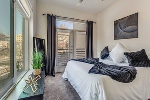 1 slaapkamer, een strijkplank/strijkijzer, internet, beddengoed