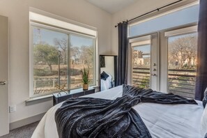 1 bedroom, iron/ironing board, Internet, bed sheets - Riverwalk Oasis - Pool, Free Parking & Views (San Antonio)