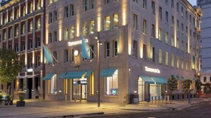 En byggnad med flera våningar, med skylten ”TIFFANY & Co.”, stora fönster och utsikt över gatan.