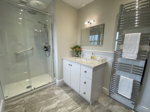 Shower, eco-friendly toiletries, hair dryer, towels - Spacious Luxury Retreat Sleeps 10 Perfect Northern Ireland Touring Base (Loughbrickland)