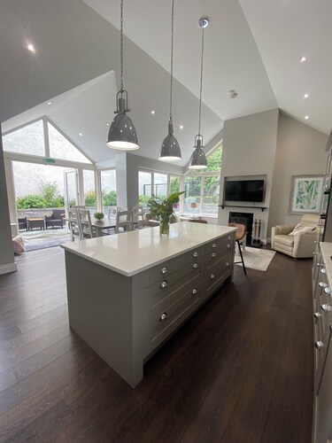 Spacious Luxury Retreat Sleeps 10 Perfect Northern Ireland Touring Base