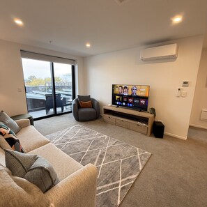 TV - 1 Bedroom City Retreat at Manchester Street (Christchurch)