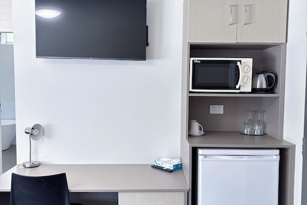 Quarto casal luxo, 1 cama Queen | Escrivaninha, espaço de trabalho para notebook, cortinas blackout