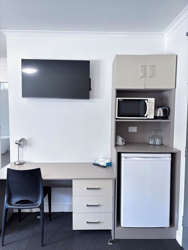 Deluxe Double Room, 1 Queen Bed | Desk, laptop workspace, blackout curtains, soundproofing - Hotel Gracelands (Parkes)