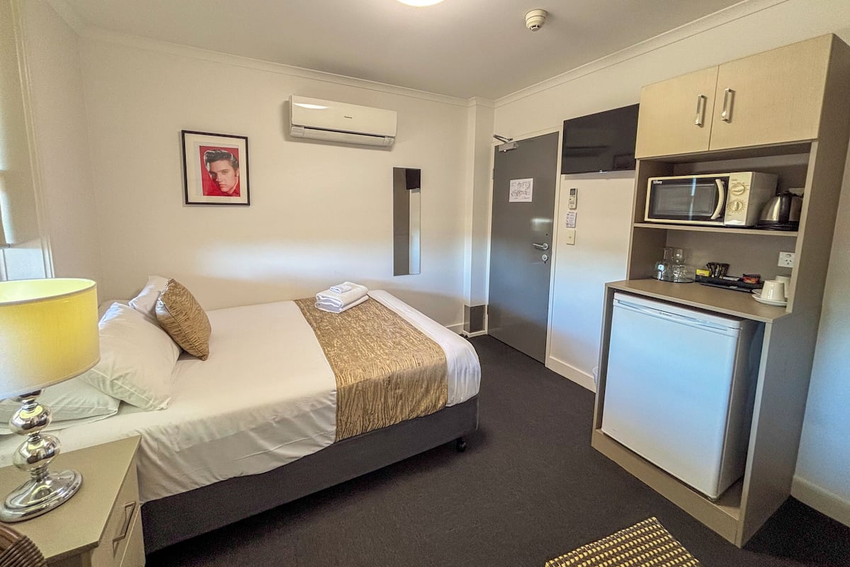 Kahden hengen huone, 1 keskisuuri parisänky