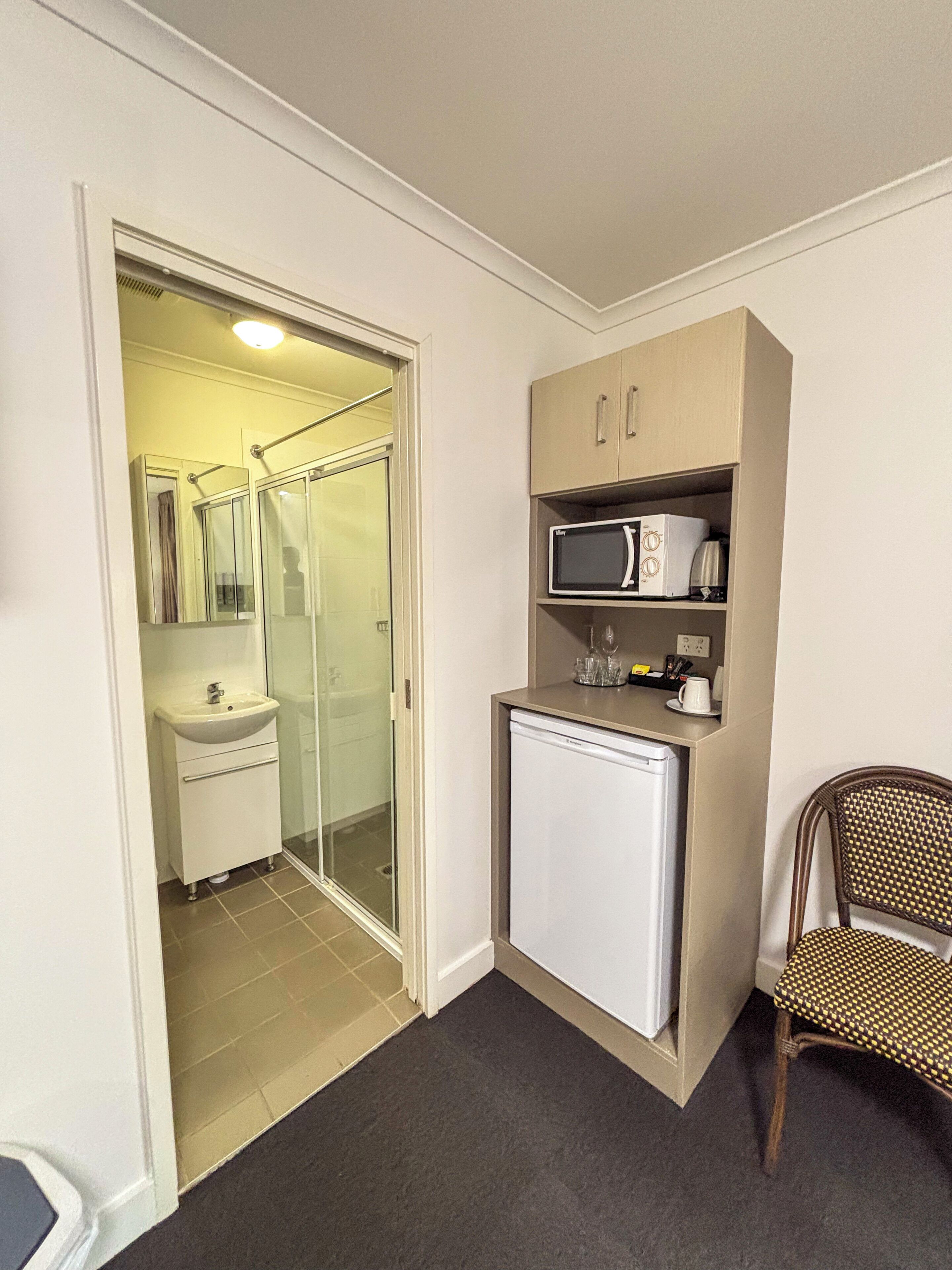 Chambre double, 1 très grand lit | Salle de bain | Douche, séchoir à cheveux, savon, shampooing
