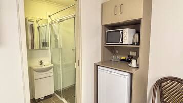 Chambre double, 1 très grand lit | Salle de bain | Douche, séchoir à cheveux, savon, shampooing