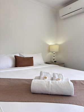 Desk, laptop workspace, blackout curtains, soundproofing - Hotel Gracelands (Parkes)