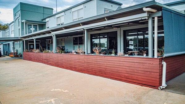 Front of property - Hotel Gracelands (Parkes)