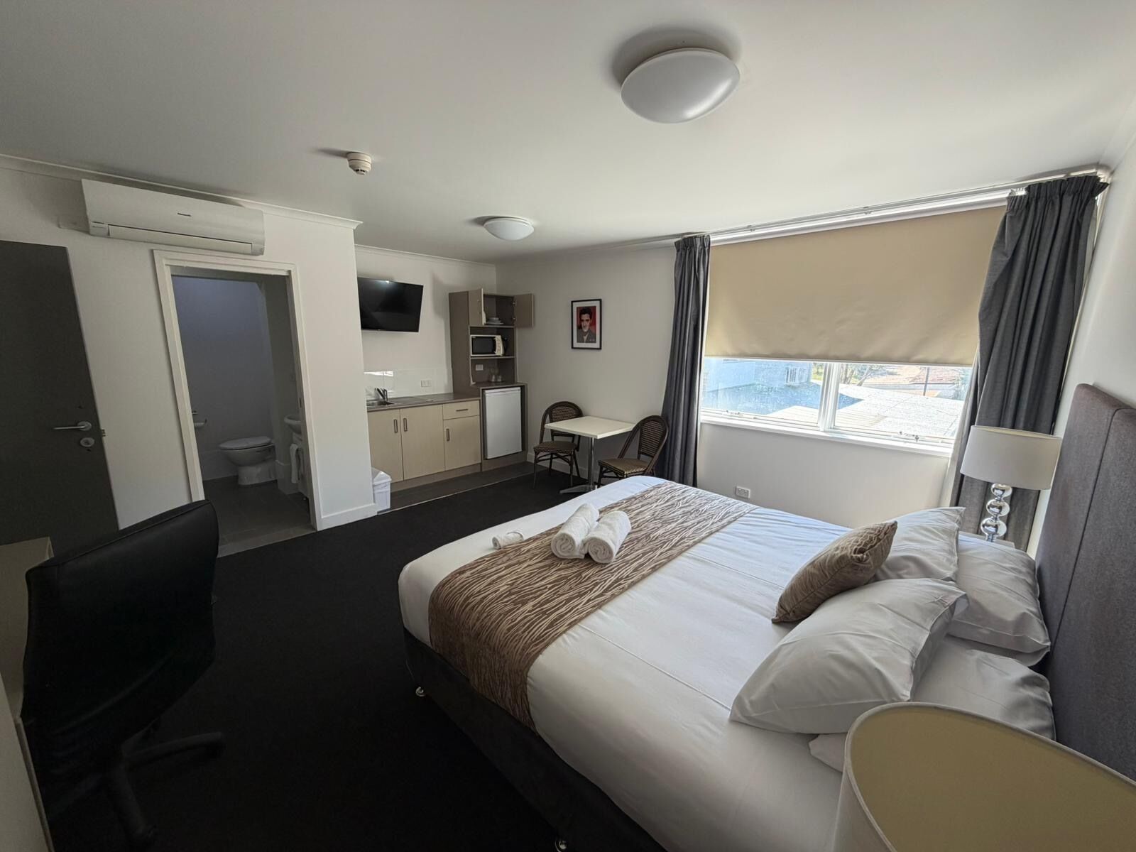 Deluxe Double Room, 1 King Bed | Desk, laptop workspace, blackout curtains, soundproofing