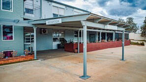 Front of property - Hotel Gracelands (Parkes)