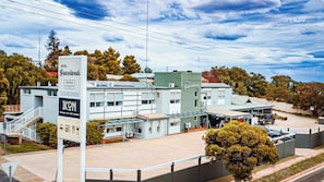 Front of property - Hotel Gracelands (Parkes)