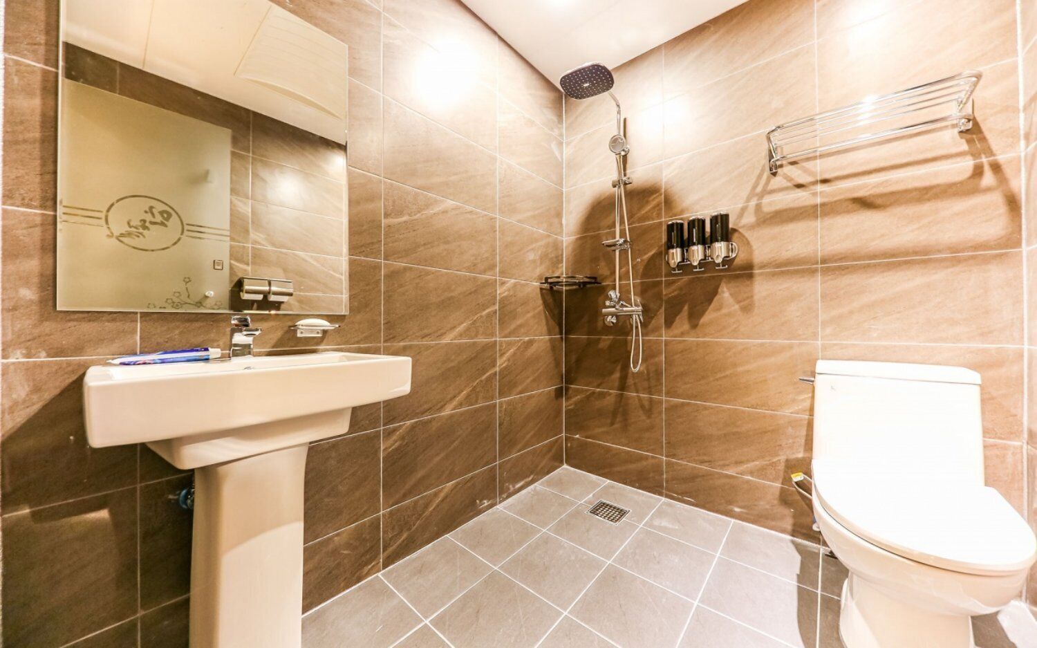 Standard Double Room | Bathroom