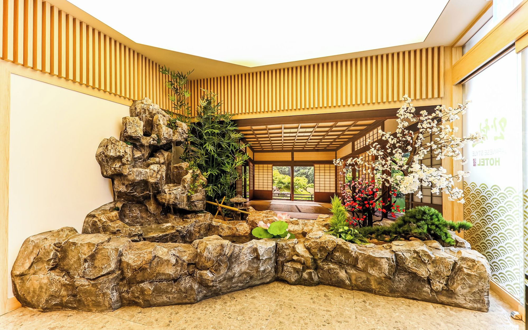 Interior tradicional em estilo japonês, com um jardim de pedras, bambu e vista para um jardim através de portas deslizantes.