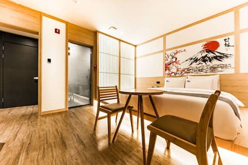 Semi-private Room | Free WiFi, bed sheets