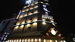 A multi-story building with illuminated signage indicating it is a Japanese style hotel. - Daeheung Manwol Hotel (Daejeon)
