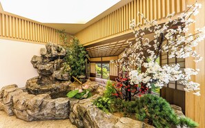 A traditional Japanese interior with a rock garden, bonsai, and cherry blossoms. - Daeheung Manwol Hotel (Daejeon)