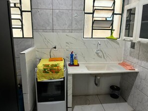 Chuveiro, secador de cabelo, toalhas de banho, sabonete