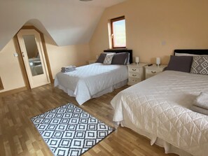 4 bedrooms, iron/ironing board, WiFi, bed sheets