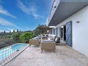 A rooftop terrace with a swimming pool, wicker furniture, and a view of the countryside. - Villa Familliale 5ch | Infinity pool | Sea view (OPIO)