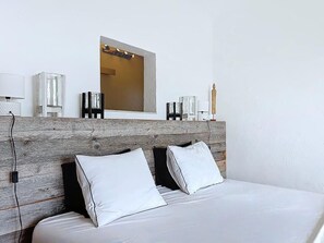 5 Schlafzimmer, Schreibtisch, Bügeleisen/Bügelbrett, Reisekinderbett