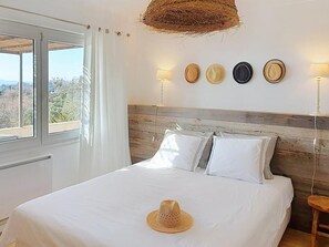 5 bedrooms, desk, iron/ironing board, travel cot - Villa Familliale 5ch | Infinity pool | Sea view (OPIO)