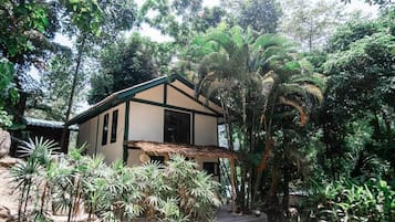 Kamar Triple, patio, pemandangan halaman | Eksterior