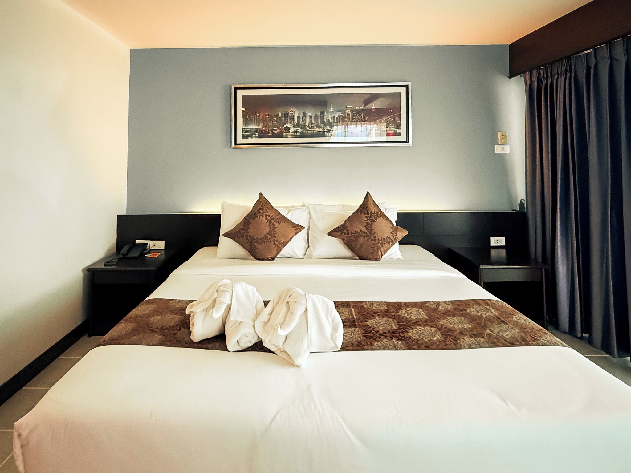 Superior Corner | Edredones de plumas, minibar, escritorio