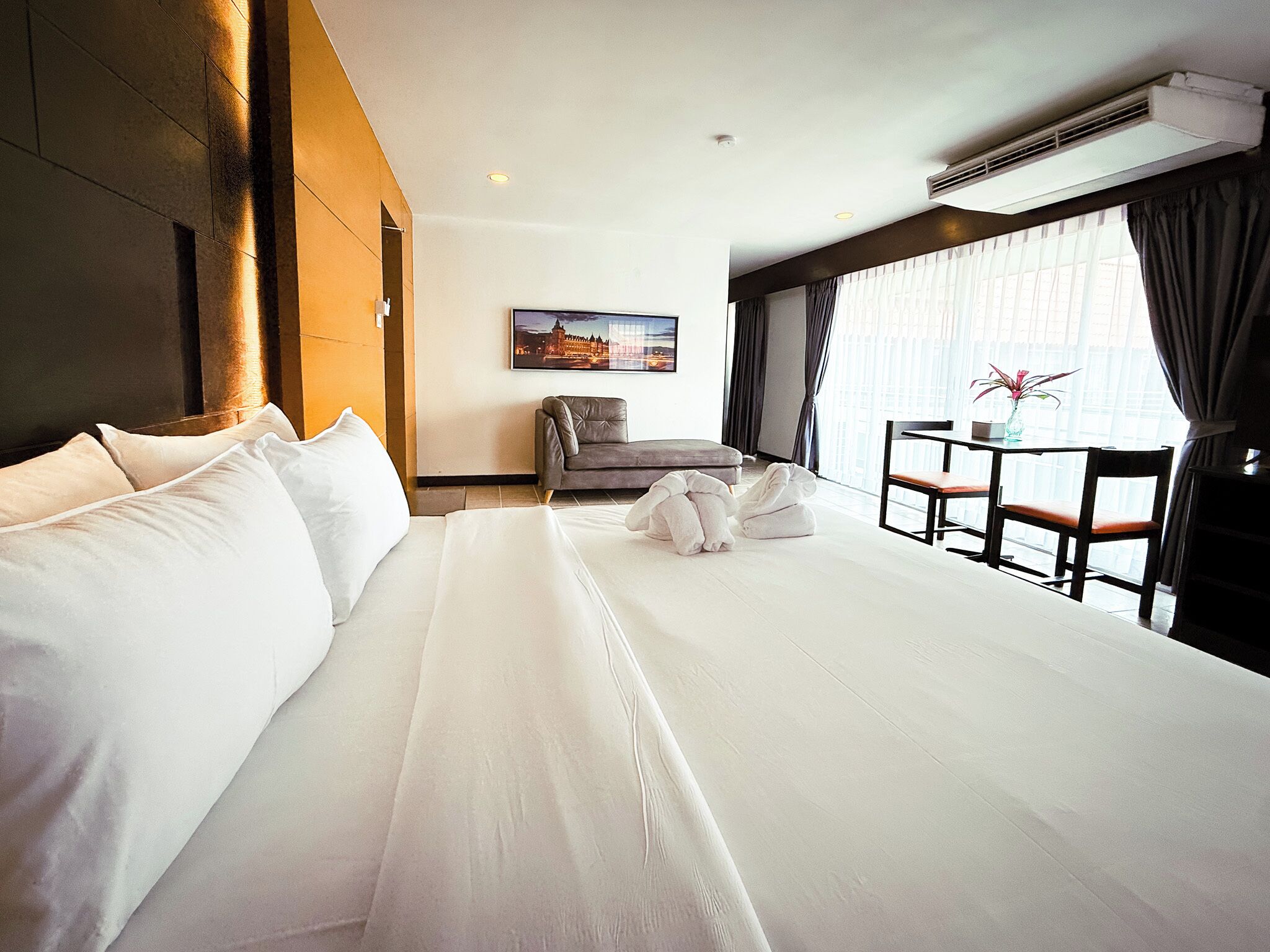 Premier Studio Suite | Edredones de plumas, minibar, escritorio