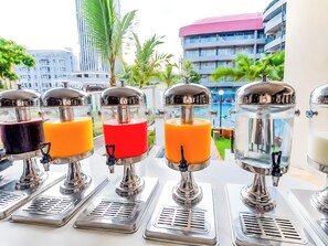 Se ofrece un desayuno bufé todos los días (por un coste adicional)