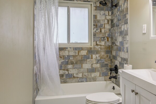 Hair dryer, towels - Private Yard! Pet-Friendly Memphis Adventure Hub (Memphis)
