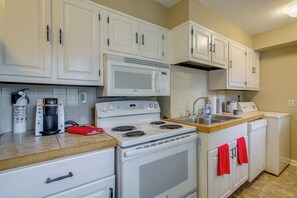 Private kitchen - Private Yard! Pet-Friendly Memphis Adventure Hub (Memphis)