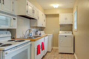 Private kitchen - Private Yard! Pet-Friendly Memphis Adventure Hub (Memphis)