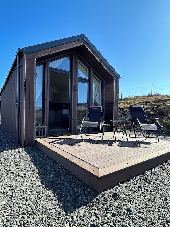 Terrace/patio - A secluded and tranquil cabin ideal for exploring Lewis and Harris (New Valley)
