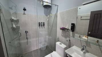 Deluxe Double or Twin Room | Bathroom