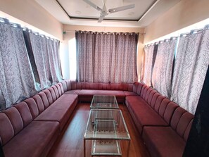Suite | Living area - Vaishnavi Resort (Bareli)