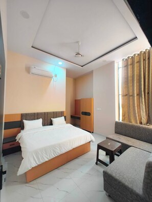 Premium Room - Vaishnavi Resort (Bareli)