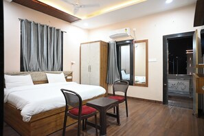 Deluxe Double Room | Iron/ironing board, free WiFi - Vaishnavi Resort (Bareli)