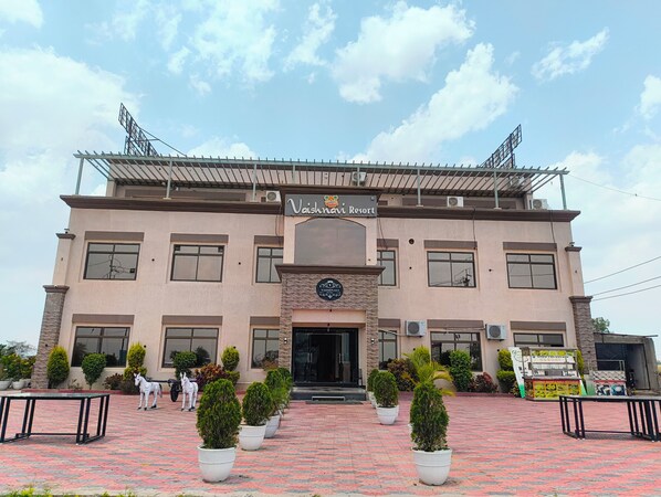 Front of property - Vaishnavi Resort (Bareli)