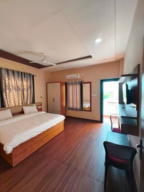 Deluxe Double Room - Vaishnavi Resort (Bareli)