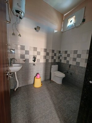 Deluxe Double Room | Bathroom - Vaishnavi Resort (Bareli)