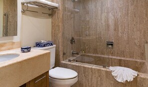 Dusche, umweltfreundliche Kosmetikartikel, Haartrockner, Handtücher